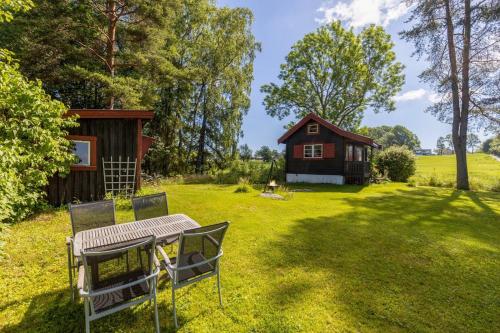 Koselig hytte på eget tun med varmtvanns utedusj — hotel in As
