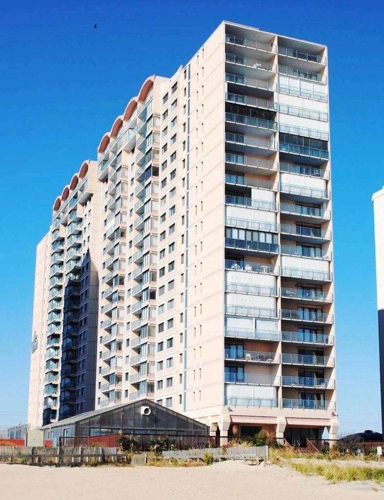 2BR Capri Oceanfront Condo Indoor pool Massage chair Brand New bathrooms 2025 unbeatable views — 4-Star Luxury Hotel in Ocean City, United States