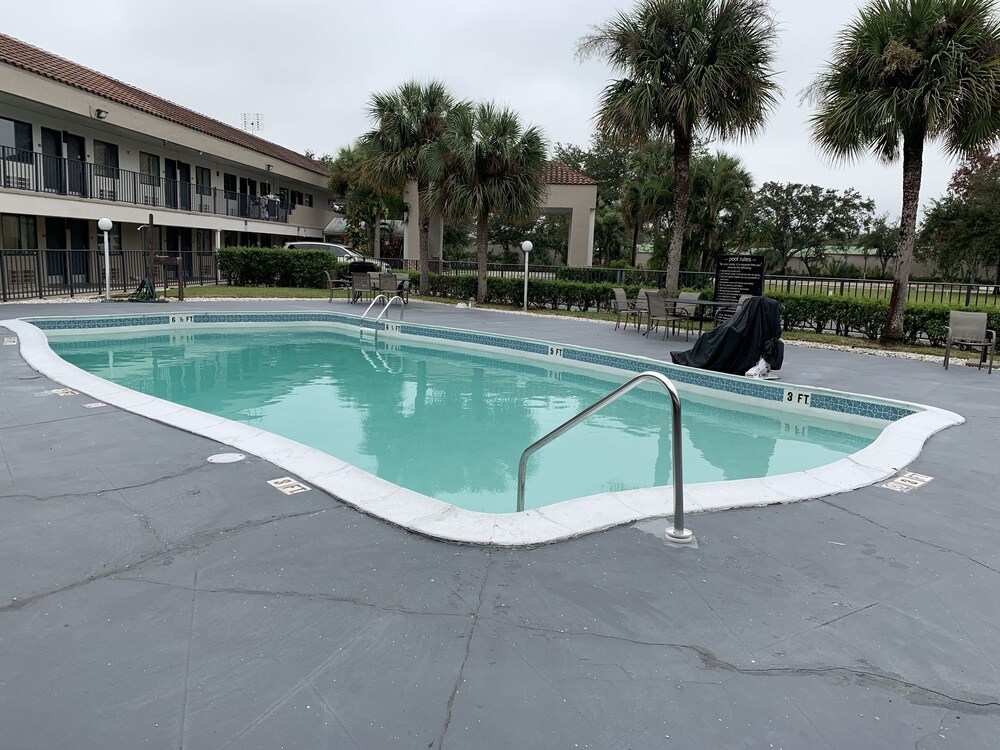 Super 8 by Wyndham Naples - photo 18