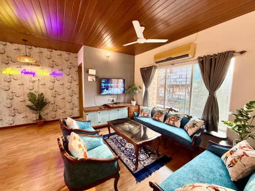 Lovely 3BHK Serviced Apt near ISKCON Temple Juhu Mumbai