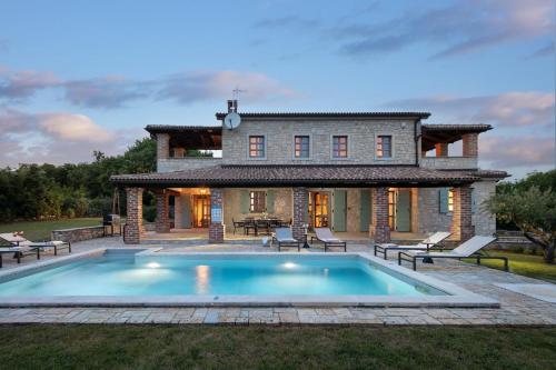 Rustic Villa Calluna with a pool in Istria — 4-Star Luxury Hotel in Sveti Lovrec Pazenaticki, Croatia
