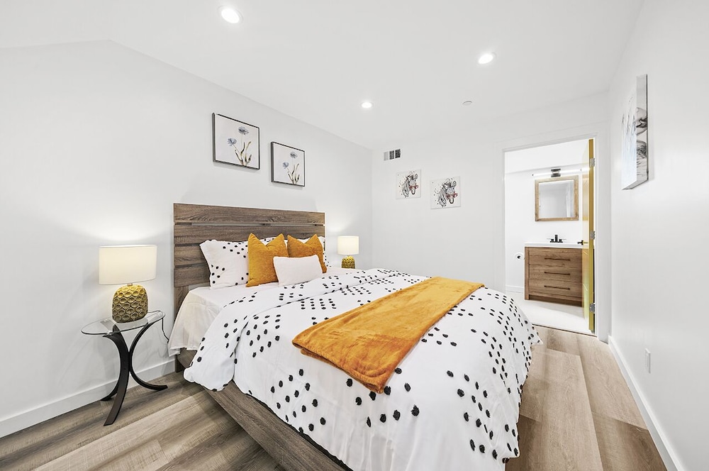 Downtown LA Stylish Bedrooms - photo 2