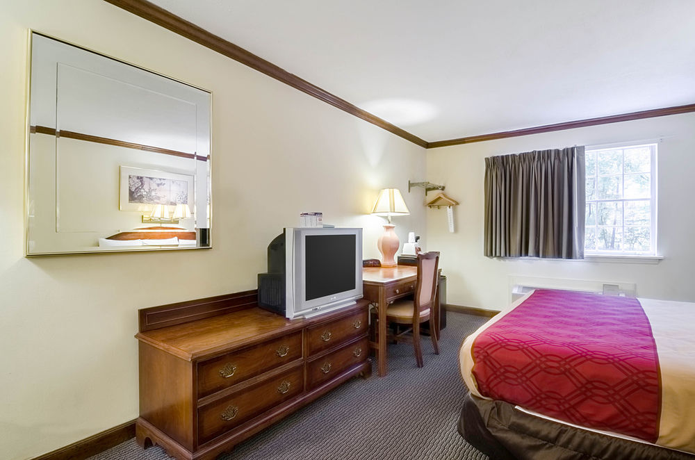 Econo Lodge Colonial - photo 33