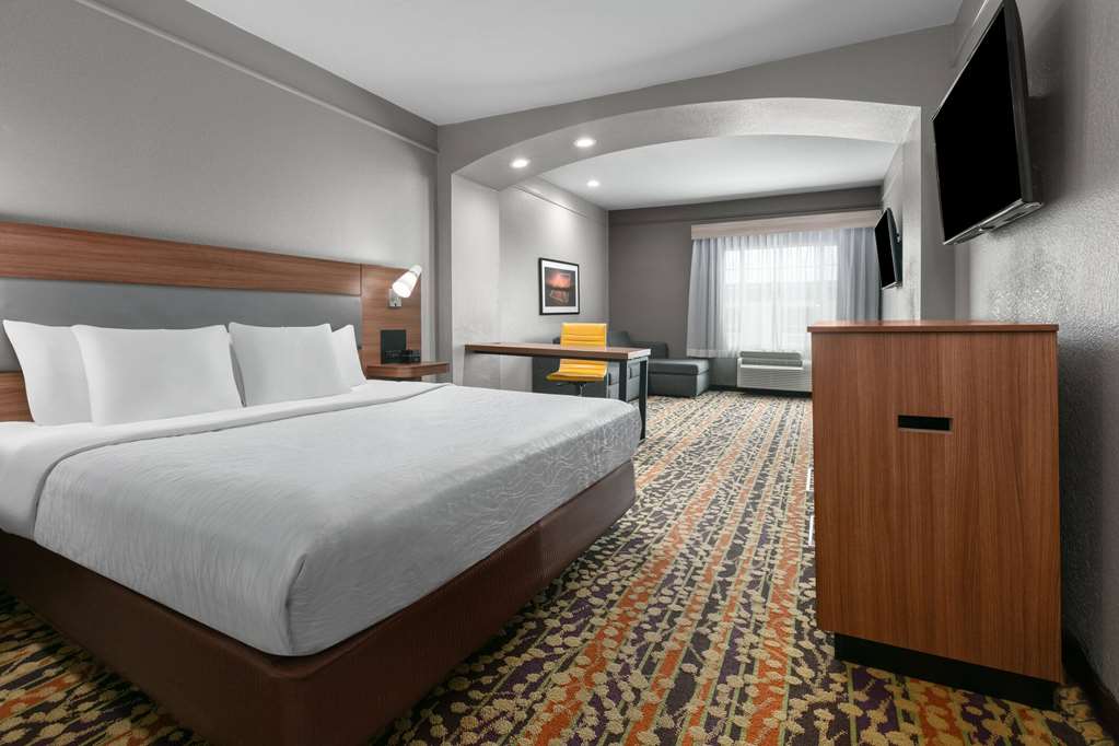 La Quinta Inn & Suites by Wyndham Belton Temple South - photo 11