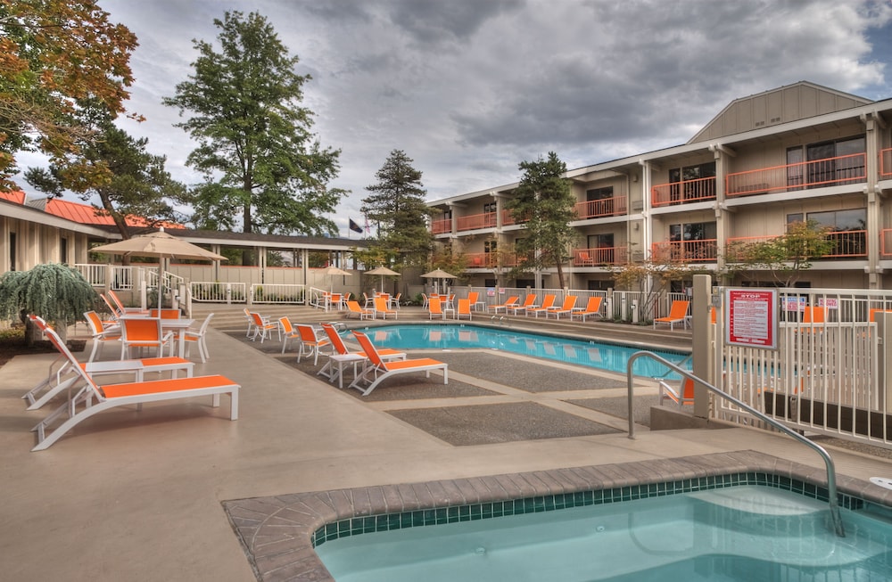 Ashland Hills Hotel & Suites in Ashland, United States
