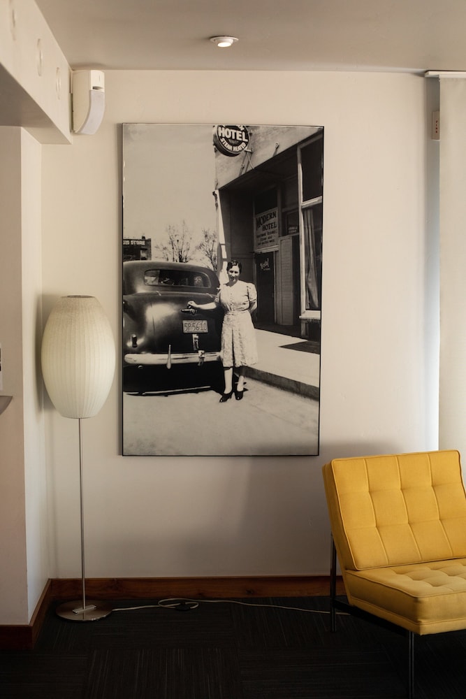 Modern Hotel - photo 2