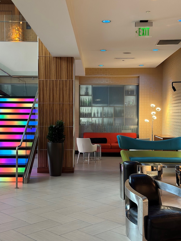 Moonrise Hotel - photo 8