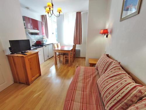 Pat 83 T2 Centre Luchon Wifi Casier a Skis 4 Personnes in Bagneres-De-Luchon, France