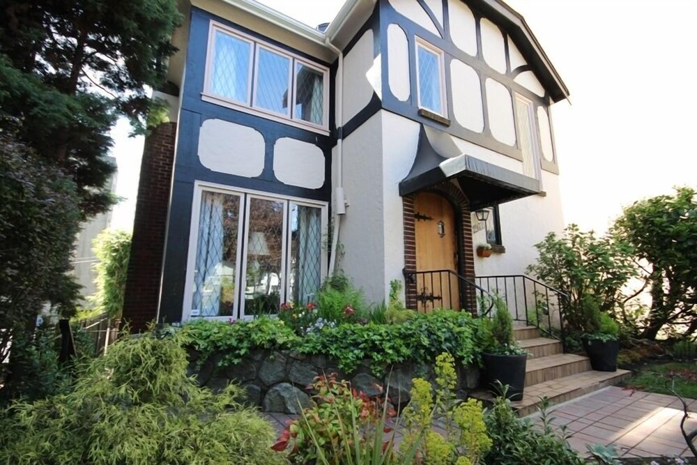 English Bay Inn — 4-Star Luxury Hotel in Vancouver, Canada