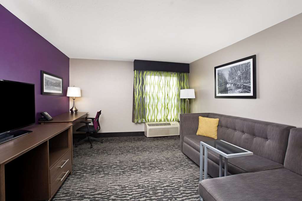 La Quinta Inn & Suites by Wyndham Visalia Sequoia Gateway - photo 48