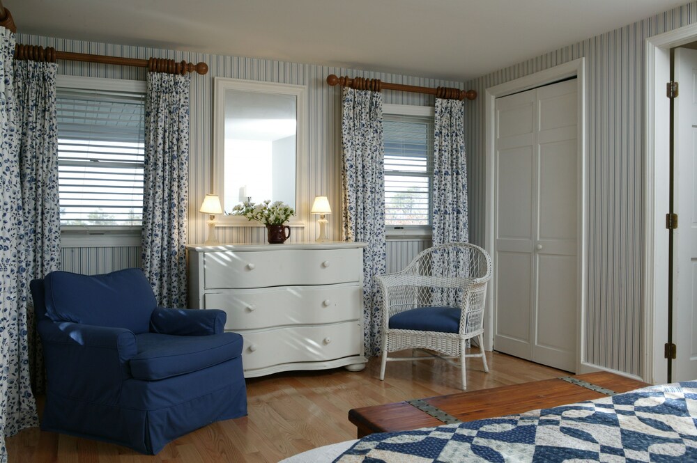 Menemsha Inn - photo 5