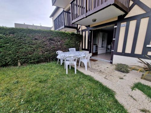 Rez De Jardin Pres de la Mer in Cabourg, France