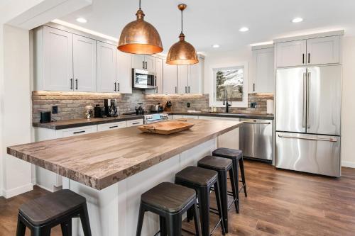 1536 A Deer Blvd — 4-Star Luxury Hotel in Avon, United States