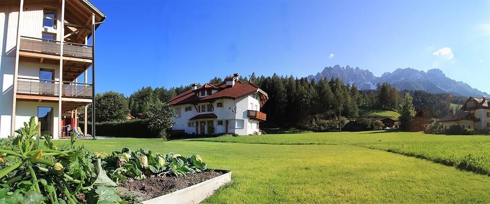 Garni Hotel Am Burghügel — hotel in San Candido