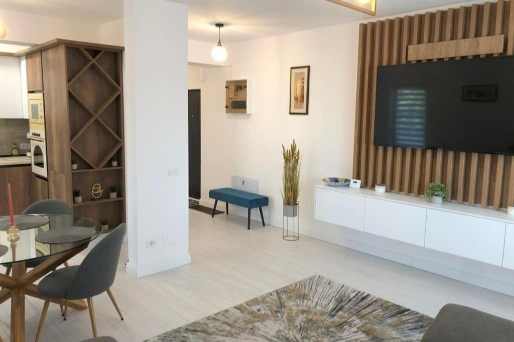 Luxury Designer Apartment Romanescu Park — 4-Star Luxury Hotel in Craiova, Romania