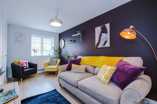 Stunning 3 Bed Home in Crewe by 53 Degrees Property Ideal for Contractors Business Stays & Long Term FREE Parking — 4-Star Luxury Hotel in Crewe, United Kingdom