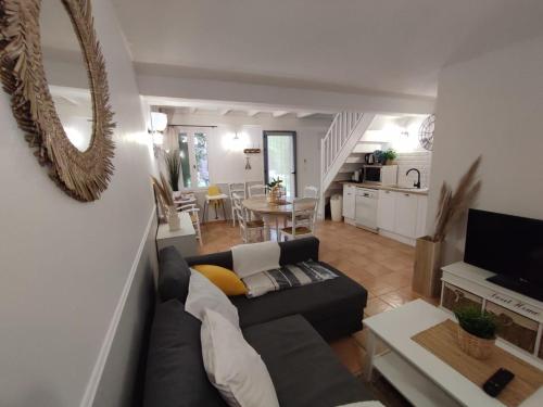 Maisonnette Dans Mas Authentique Avec Piscine - last minute hotel in Unknown City