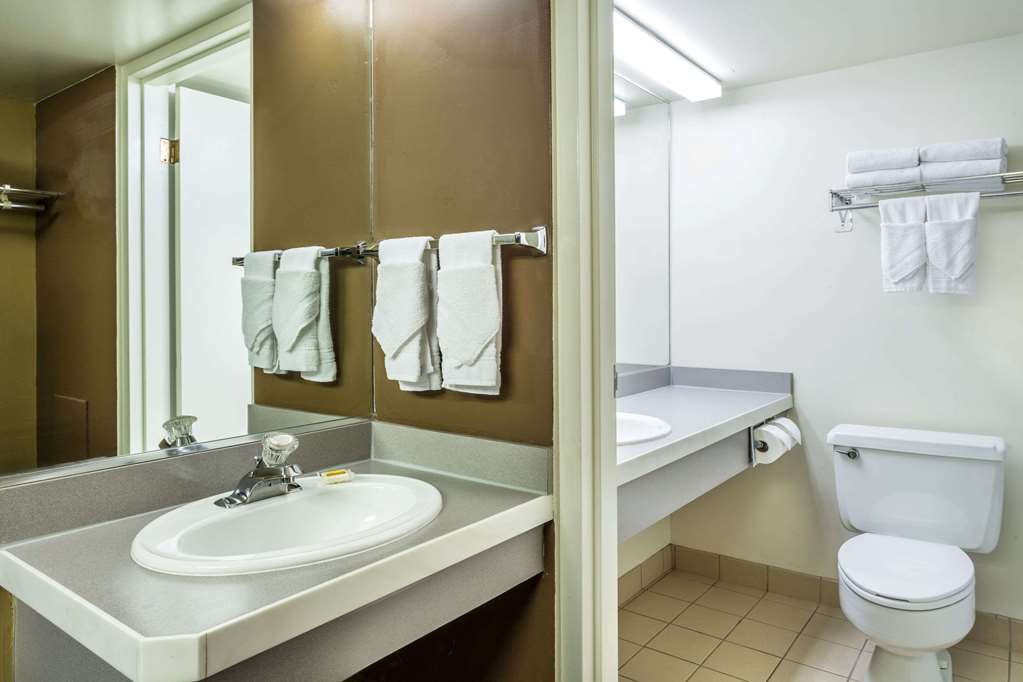 Days Inn & Suites by Wyndham Logan - photo 9