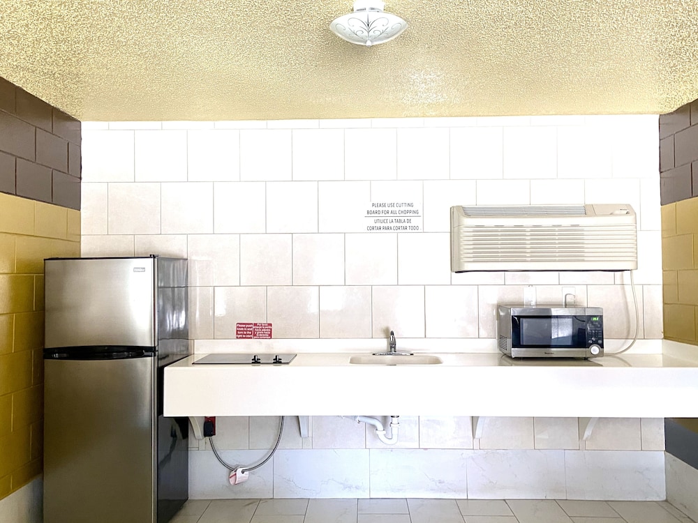 Savannah Inn and Suites - photo 11