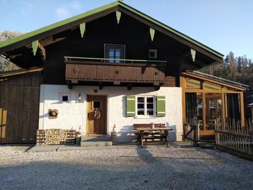 Ferienhaus Keramik Alm mit Garten und Sauna — hotel in Unterwossen