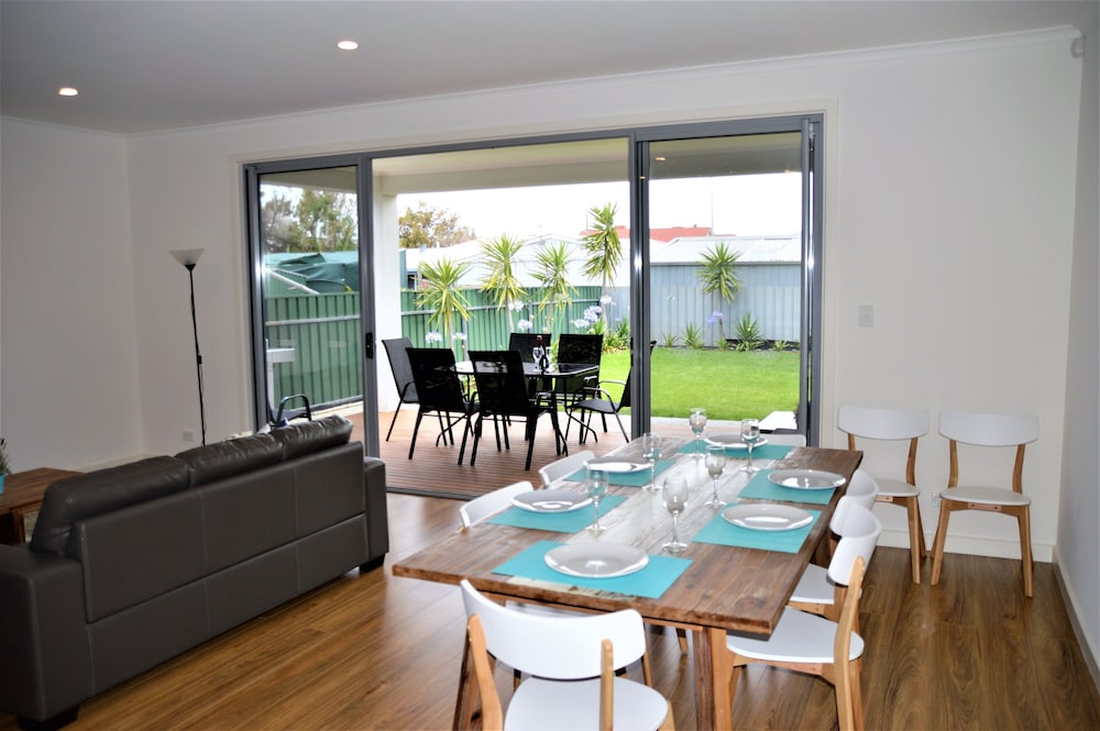 Eastern Breeze — 4-Star Luxury Hotel in Port Willunga, Australia