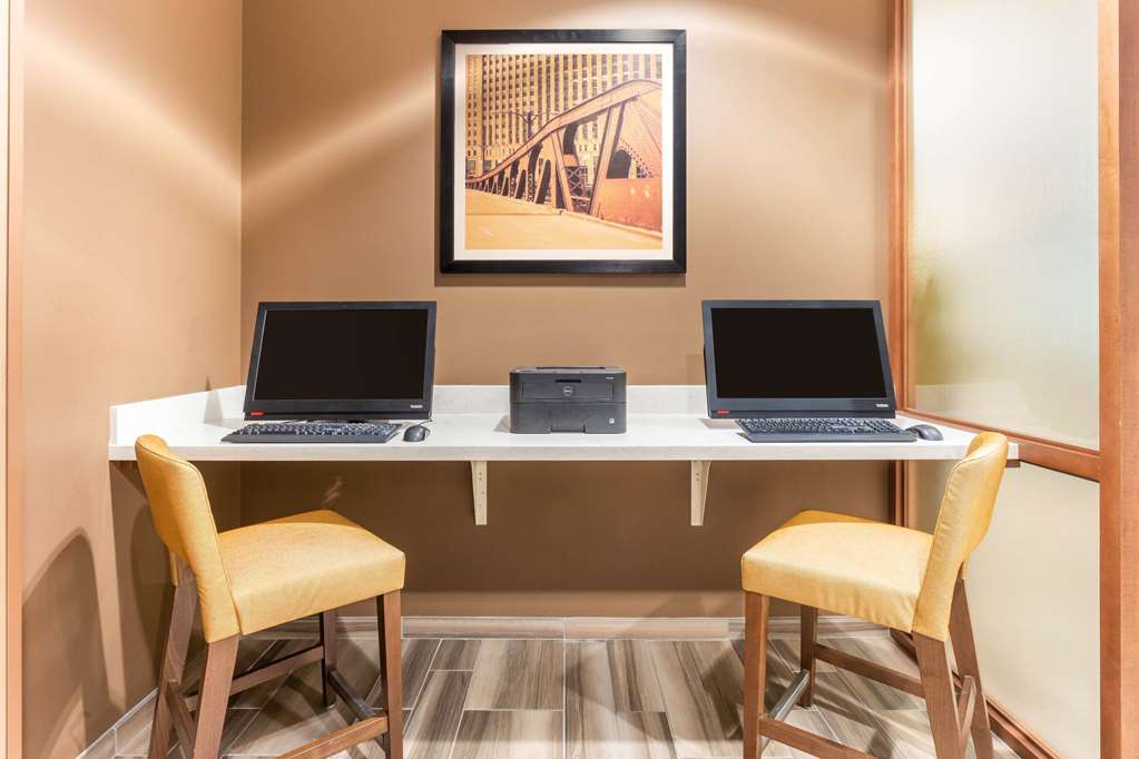 La Quinta Inn & Suites by Wyndham Chicago Downtown - photo 82