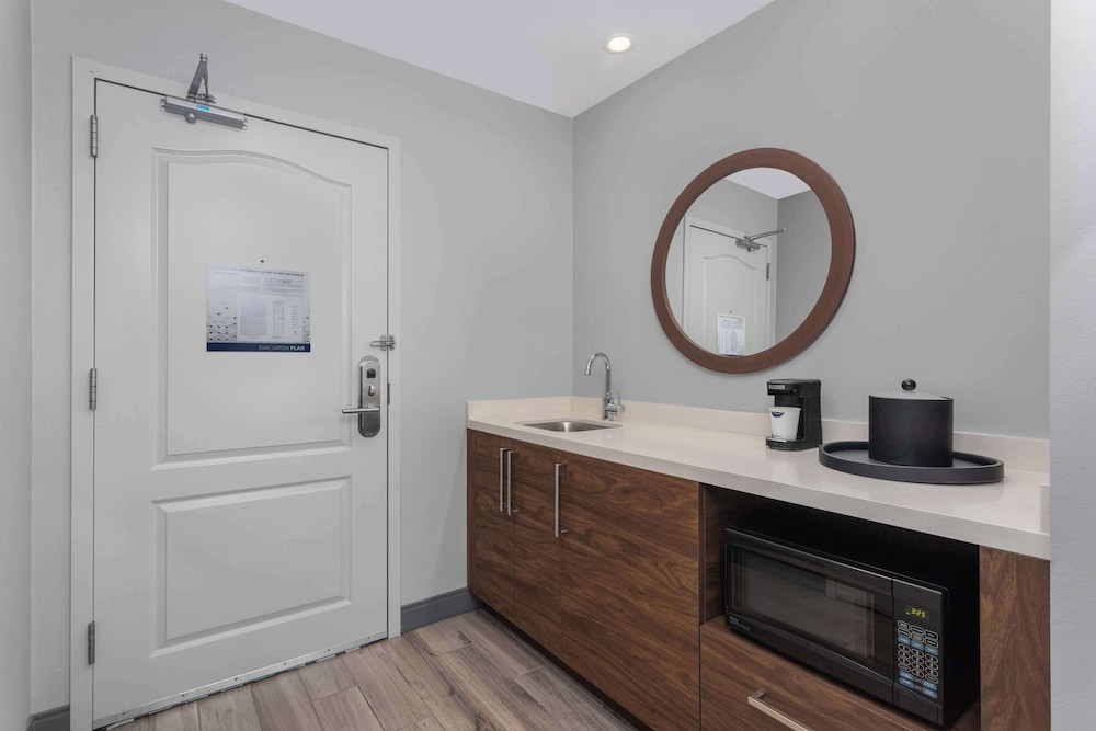 Hampton Inn & Suites Lincoln Northeast I 80 - photo 12