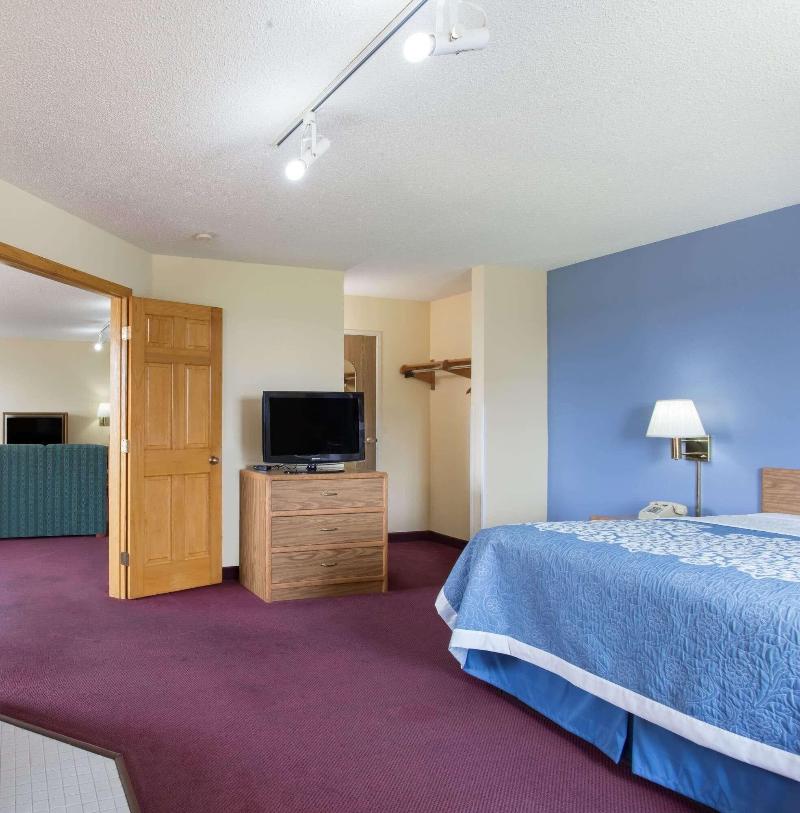 Days Inn by Wyndham Johnson Creek - photo 23