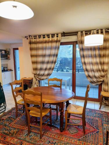 Entre Lac D Annecy Et Montagnes Golf Et Parapente A Pieds — Talloires