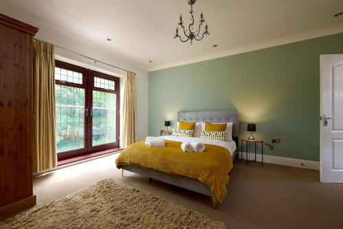 Spacious 7BR Home Families & Contractors Hot Tub — 4-Star Luxury Hotel in Wolverhampton, United Kingdom