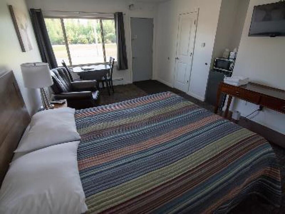 Three Lakes Motel - photo 11