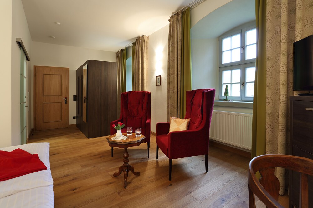 Hotel Garni Schloss Schonberg — Bad Brambach — photo 2
