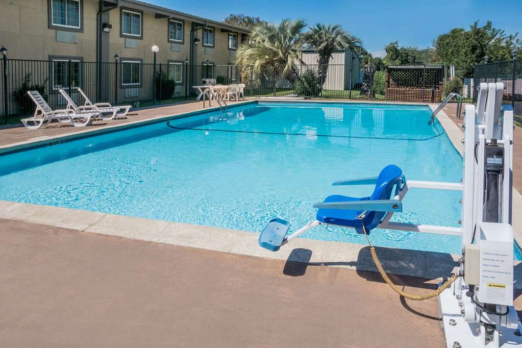 Super 8 by Wyndham Beaumont I 10 South College St - photo 9