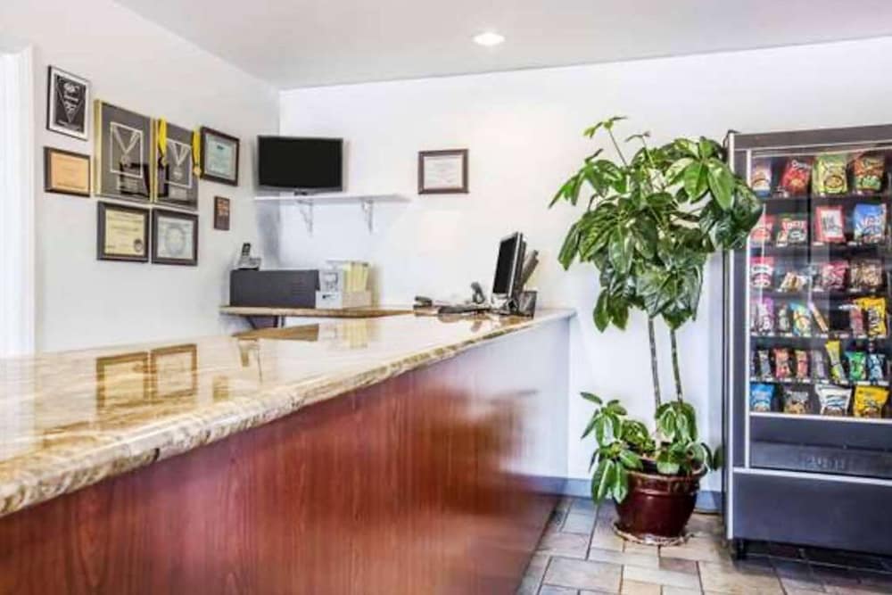 Days Inn by Wyndham Ridgecrest near China Lake Naval Station - photo 3