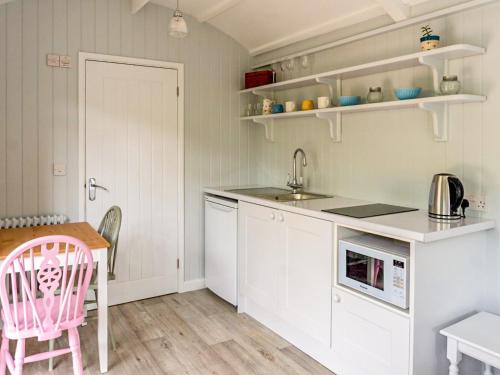 Fig Tree Shepherds Hut Cottage — Bridport — photo 2