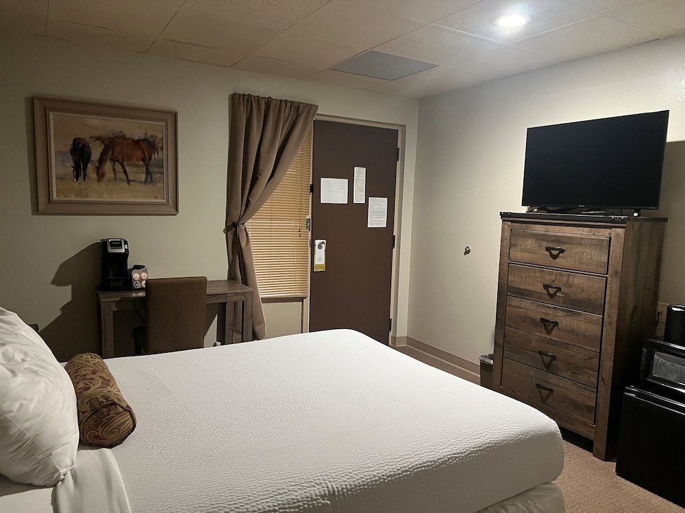 The Stables Inn and Suites - photo 10