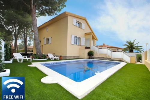 ARENDA Villa Amelie en Pino Alto — 4-Star Luxury Hotel in Mont-Roig Del Camp, Spain