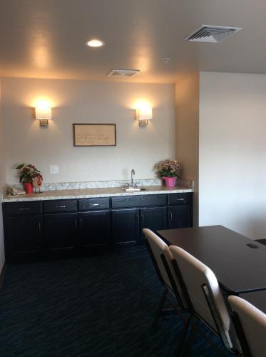 Scenic Shore Inn - photo 35