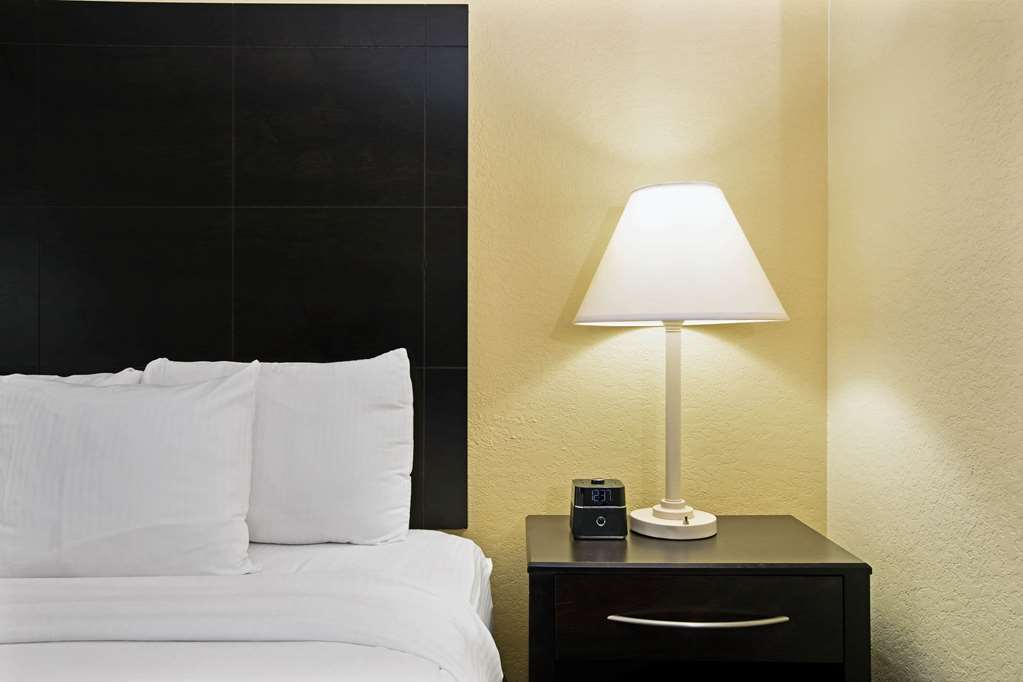 La Quinta Inn & Suites by Wyndham Salina - photo 20