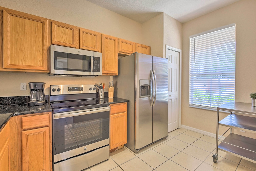 Cozy Resort Townhome w Gas Grill 3 Mi to Disney - photo 13