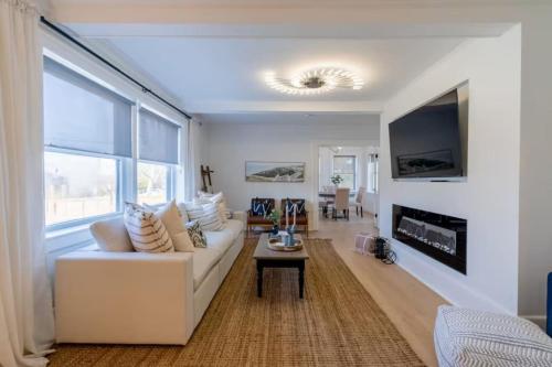 Grand Bend 5BR Retreat Hot Tub Fire Pit and BBQ in Unknown City, Canada