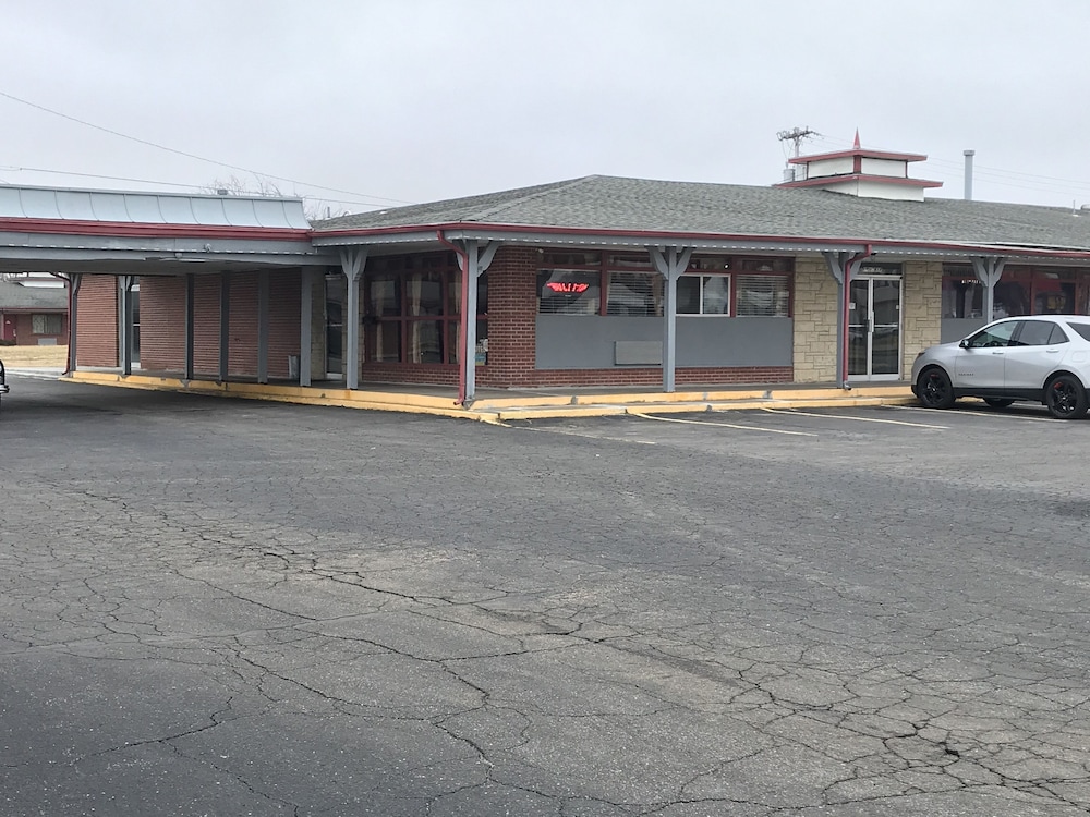 Village Inn Salina - photo 34