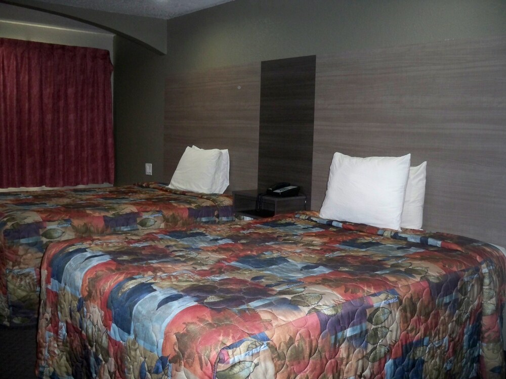 Scottish Inn & Suites - photo 14