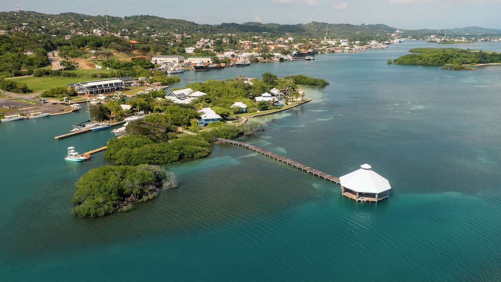Barefoot Cay Resort in French Harbor, Honduras
