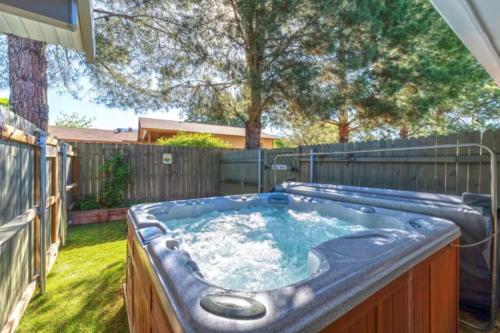 Relaxing 3BR Getaway Close to Vineyards with Shared Hot Tub — hotel in Cottonwood