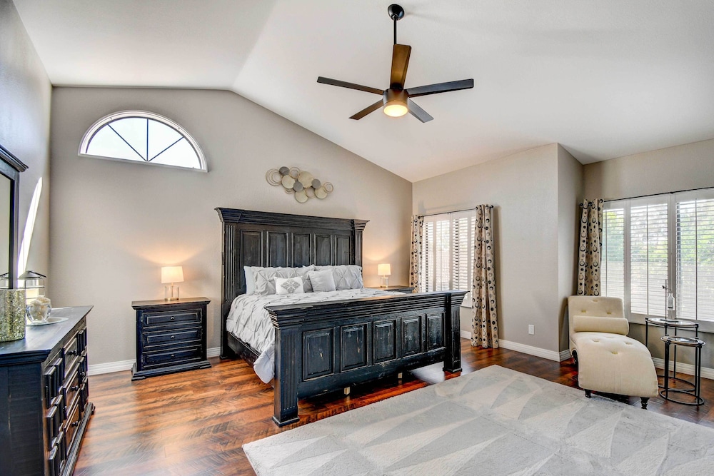 Poolside Backyard Oasis Scottsdale Family Retreat — Phoenix