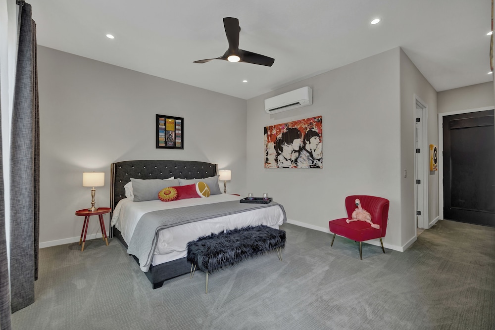 The Bentley Hotel Beatles Room Hill Country View - photo 2