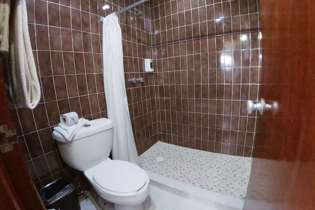 Guest room bath