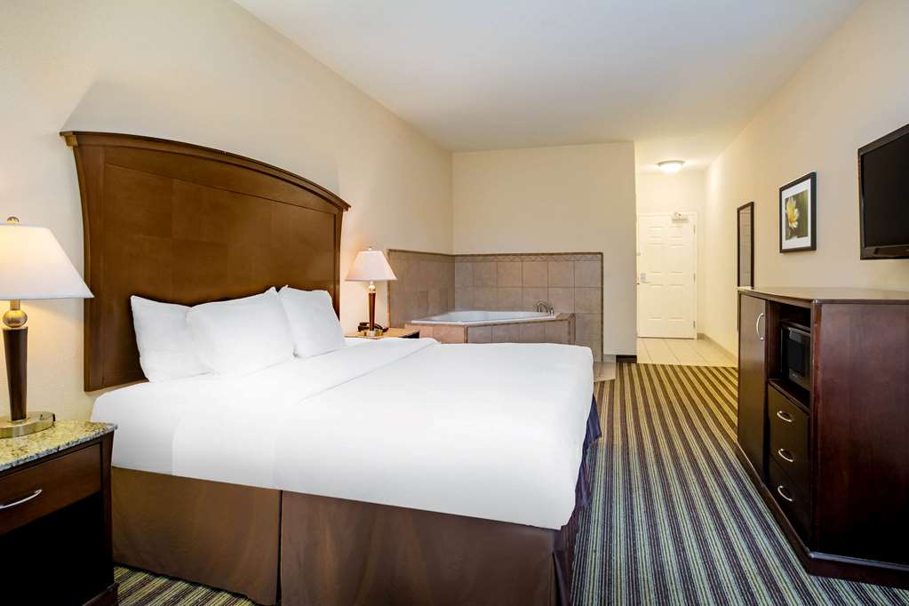 La Quinta Inn & Suites by Wyndham Fowler - photo 41