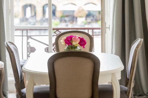 Suites Mana Bleu Pacifique Vue Sur Place Ducale Avec Parking Prive Inclus — hotel in Charleville-Mezieres
